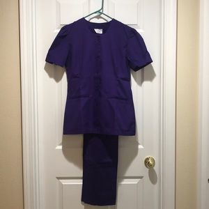 LIKE NEW WOMENS PURPLE SHORT SLEEVE SCRUBS SET SML